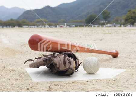 ホームベースを使った野球イメージ画像 35933835