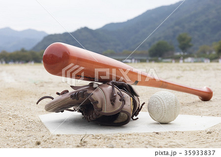 ホームベースを使った野球イメージ画像 35933837