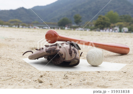 ホームベースを使った野球イメージ画像 35933838