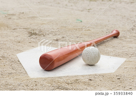 ホームベースを使った野球イメージ画像 35933840