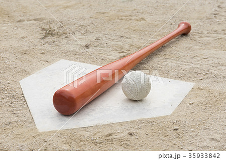 ホームベースを使った野球イメージ画像 35933842