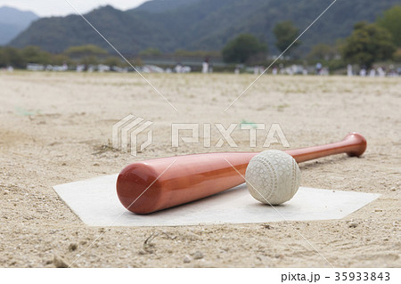 ホームベースを使った野球イメージ画像 35933843