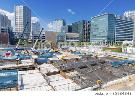 オフィス街の大規模建設現場 35934843