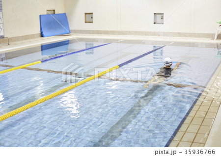 スポーツジム　プール 35936766
