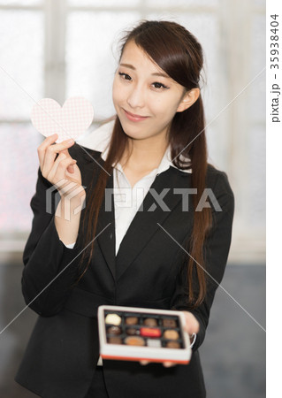 バレンタインデーイメージ チョコレートを持つ女性 バレンタインデーイメージ チョコレートを持つ女性 35938404