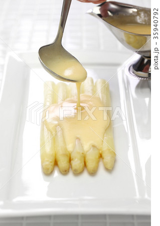 ホワイトアスパラガスのオランデーズソース 35940792