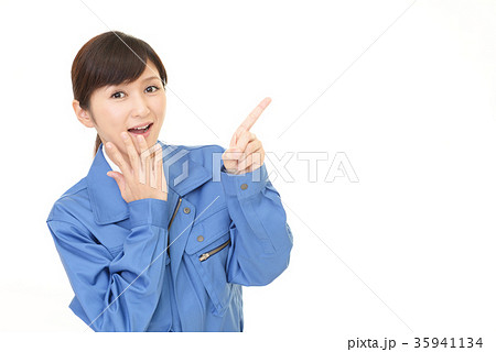 指示する笑顔の女性作業員 指示する笑顔の女性作業員 35941134