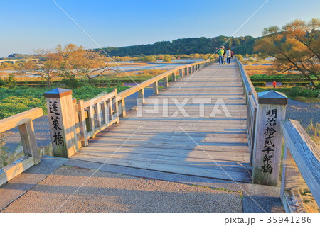 夕日を浴びる蓬萊橋 夕日を浴びる蓬萊橋 35941286