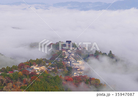 【吉野山の紅葉と雲海】 奈良県吉野郡吉野町吉野山 35947087