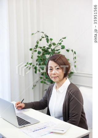 確定申告　女性 35951566
