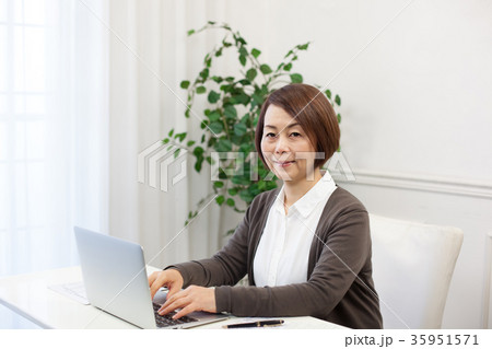 確定申告　女性 35951571