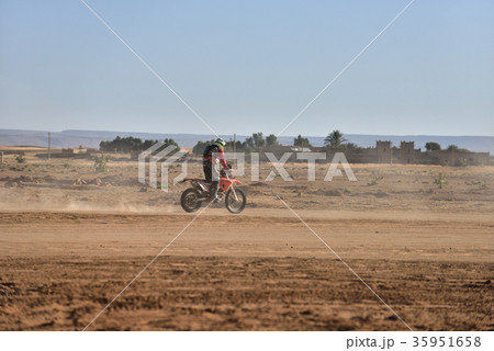 モロッコ　モトクロスバイク　サハラ砂漠を走る 35951658