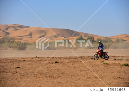 モロッコ モトクロスバイク サハラ砂漠を走る モロッコ モトクロスバイク サハラ砂漠を走る 35951663
