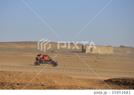 モロッコ サハラ砂漠へ向かう4輪バギー モロッコ サハラ砂漠へ向かう4輪バギー 35951681