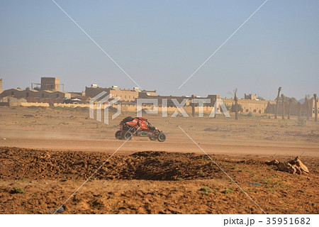 モロッコ サハラ砂漠へ向かう4輪バギー モロッコ サハラ砂漠へ向かう4輪バギー 35951682
