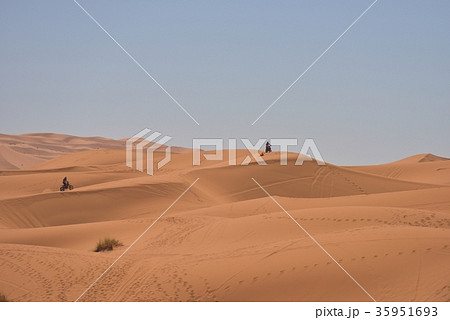 モロッコ　オフロードバイクでサハラ砂漠のデザートラン 35951693