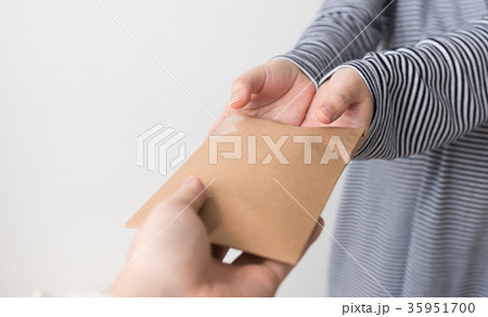 何かを入れた厚紙封筒 何かを入れた厚紙封筒 35951700