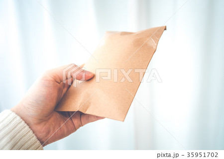 何かを入れた厚紙封筒 35951702