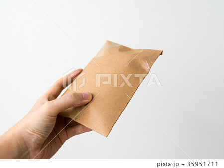 何かを入れた厚紙封筒 35951711