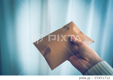 何かを入れた厚紙封筒 35951712