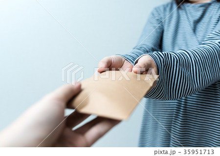 何かを入れた厚紙封筒 35951713