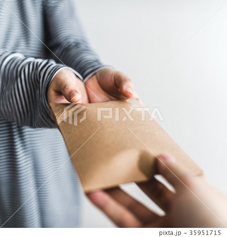 何かを入れた厚紙封筒 35951715