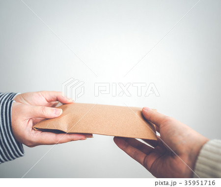 何かを入れた厚紙封筒 35951716