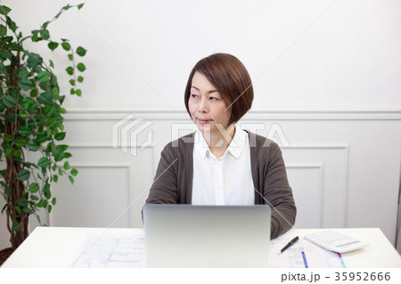 確定申告　女性 35952666
