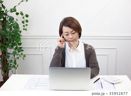 確定申告 女性 確定申告 女性 35952677