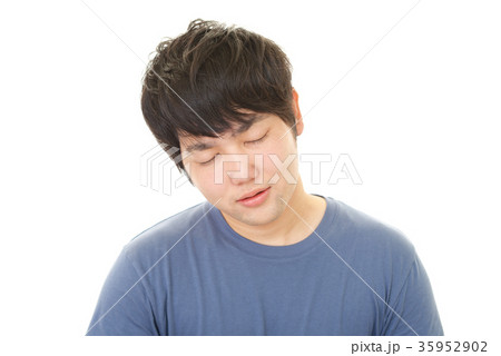 疲れた表情の男性 疲れた表情の男性 35952902