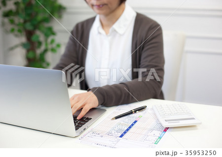 確定申告 女性 顔無し 確定申告 女性 顔無し 35953250