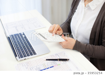 確定申告　女性 顔無し 35953254