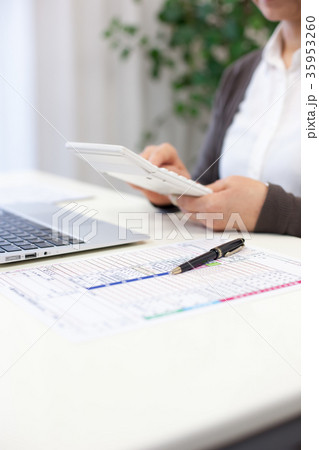 確定申告　女性 顔無し 35953260