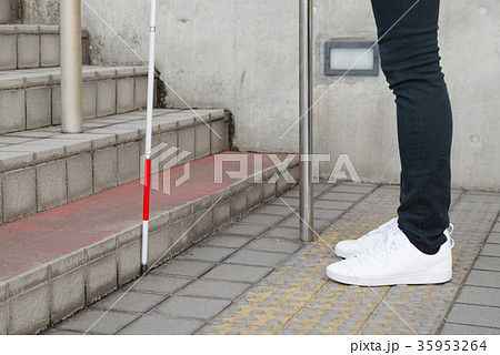 白杖を使う男性 35953264