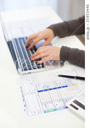 確定申告　女性 顔無し 35953446