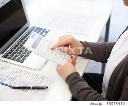 確定申告　女性 顔無し 35953450