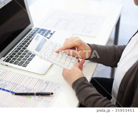 確定申告　女性 顔無し 35953451