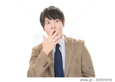 驚いた表情のビジネスマン 驚いた表情のビジネスマン 35954543
