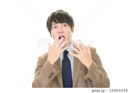 驚いた表情のビジネスマン 驚いた表情のビジネスマン 35954544