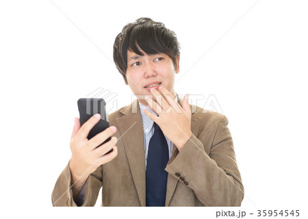 スマートフォンを持つビジネスマン 35954545