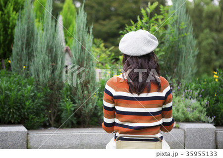 公園で絵を描く女性 35955133