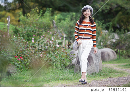 公園を散歩する女性 35955142