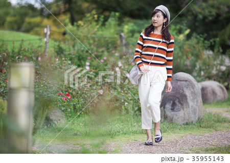 公園を散歩する女性 35955143