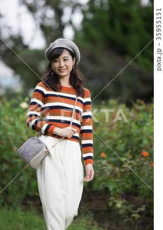 公園を散歩する女性 35955151