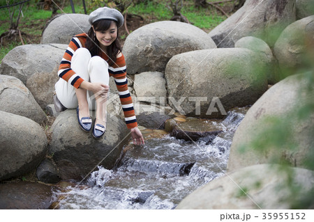 公園で水遊びする女性 35955152