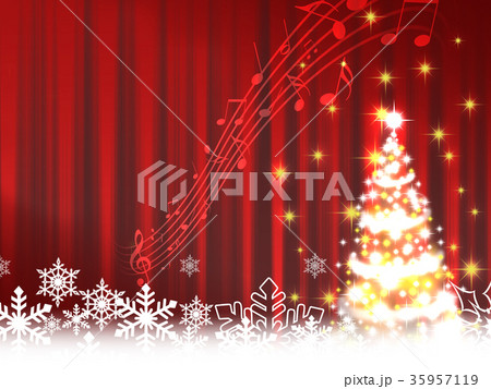 ワインレッドのカーテンの前にクリスマスツリーと譜面 35957119
