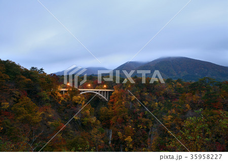 鳴子峡の紅葉と大深沢橋（宮城県） 35958227