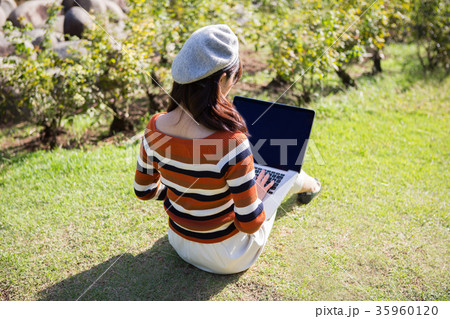 公園でノートパソコンを使う女性 35960120