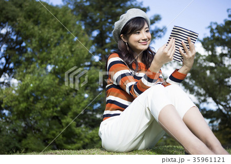 公園で読書を楽しむ女性 35961121