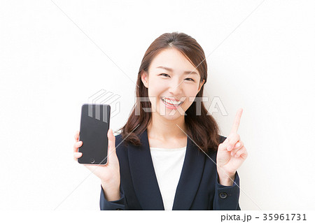 スマホの画面を見せる女性 スマホの画面を見せる女性 35961731